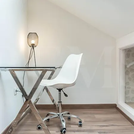 아파트 Lovely Duplex With Private Parking Near Center By Rems