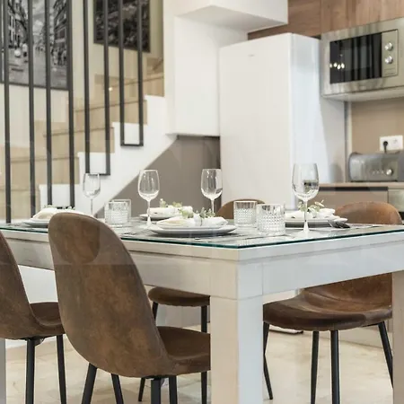 아파트 Lovely Duplex With Private Parking Near Center By Rems