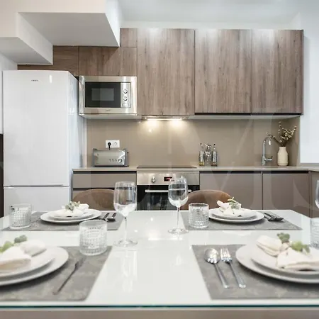 아파트 Lovely Duplex With Private Parking Near Center By Rems